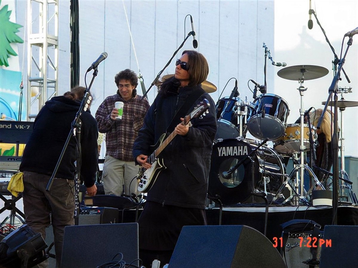 desconvencido's tweet photo. Harpo, Susanna and Debbi
 The Bangles, soundcheck
These fly sunglasses!!  Bono would approve!👍😎
#rickenbacker @SusannaHoffs #thebangles https://t.co/VNzmhJTYsM