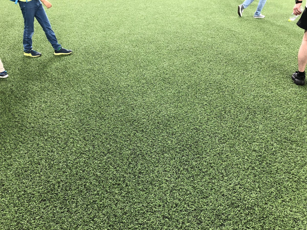 zenkochappy16's tweet photo. ライオンズファンには申し訳ないけど、スワローズの連敗が止まり、石川が勝ち投手になって息子の喜ぶ姿を見ることができて良かった。

ってか、試合後にフィールドに入れてくれるなんて、太っ腹すぎるだろ！
ビールもフードも美味かったし、また来るぜ！ https://t.co/829sqk08nI