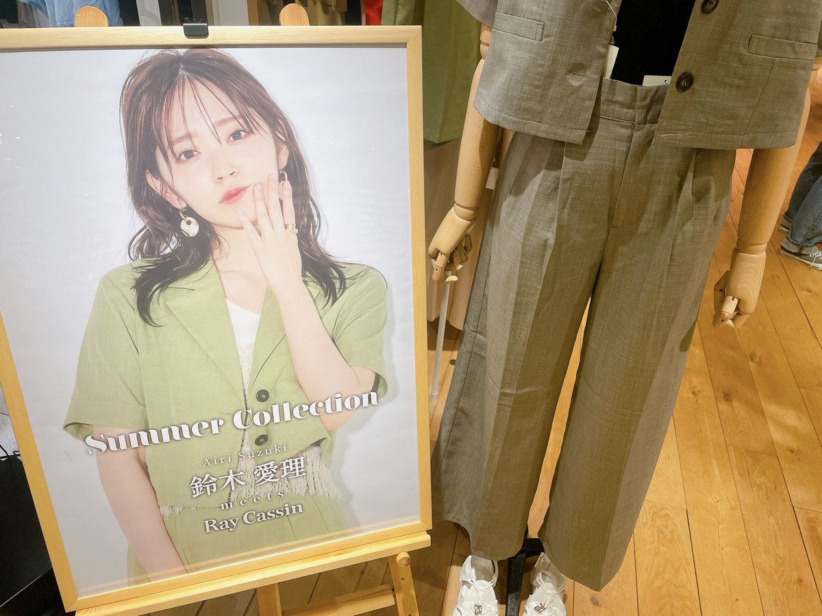 a1rs__'s tweet photo. 明日横浜駅寄る方は、Ray Cassinがジョイナスにあるからおすすめですよ〜💁🏻♀️🤍
店員さんも「明日ライブあるんですよね?店内写真撮っていいですよ!」って優しい方でした☺️🫶
たくさん写真あって可愛い愛理ちゃんがたくさんいましたーー🥺💖
#鈴木愛理
#RAYCASSIN https://t.co/ubbP521pYk