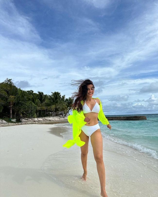 tupaki_official's tweet photo. Steamy Poses Of Surbhi Jyoti On The Beach🔥🔥

Click here: https://t.co/Df2RZejG2L

#SurbhiJyoti #steamyposes #bollywoodactress #tupaki #hotposes #viralpics #trendingnow #beach @tupakinews_ https://t.co/AhlhMXoxAV
