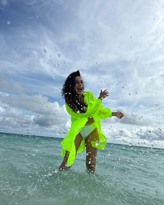 tupaki_official's tweet photo. Steamy Poses Of Surbhi Jyoti On The Beach🔥🔥

Click here: https://t.co/Df2RZejG2L

#SurbhiJyoti #steamyposes #bollywoodactress #tupaki #hotposes #viralpics #trendingnow #beach @tupakinews_ https://t.co/AhlhMXoxAV