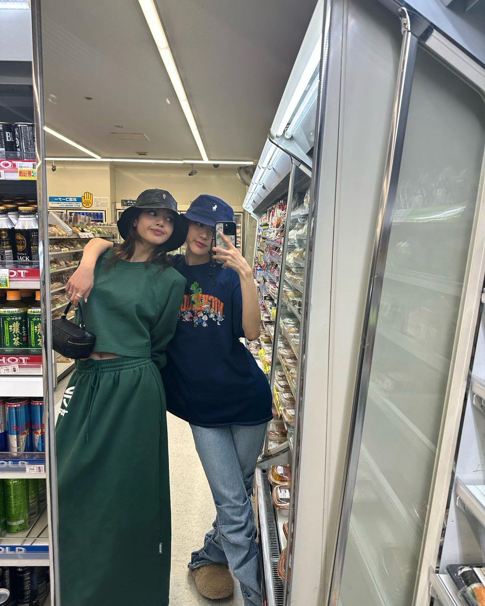 jenniesrenes's tweet photo. rosé ig update with lisa! https://t.co/dxnlUe7CTo