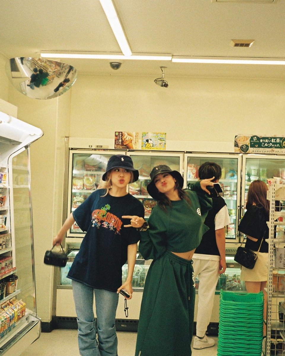 jenniesrenes's tweet photo. rosé ig update with lisa! https://t.co/dxnlUe7CTo