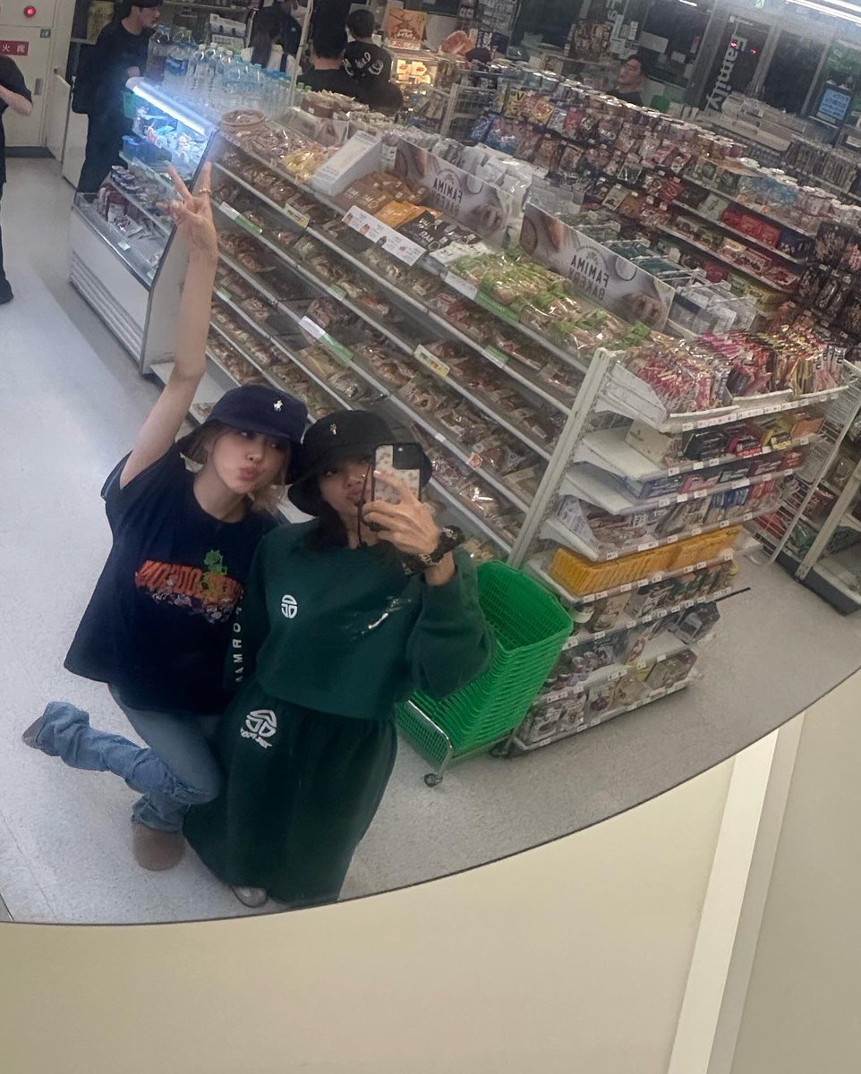 jenniesrenes's tweet photo. rosé ig update with lisa! https://t.co/dxnlUe7CTo