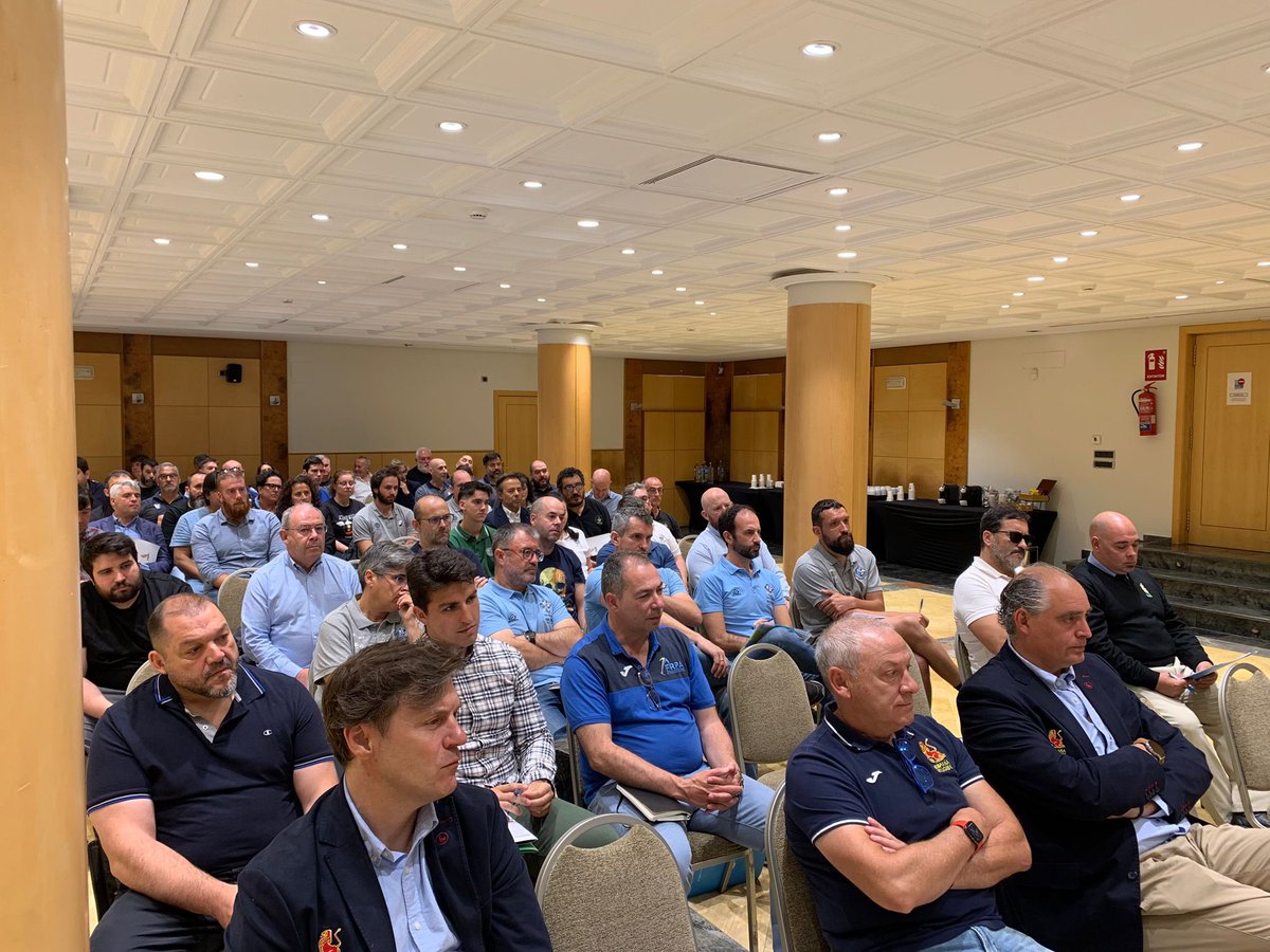 ferugby's tweet photo. En marcha el 2️⃣ 𝙁𝙤𝙧𝙤 de Rugby Gallego en Ourense.

Con la presencia de @Carloshansen2, Presidente de #FERugby, Jose Ignacio Cociña, Presidente @RugbyGalicia y vicepresidente de #FERugby y @FernandoRaposoR, @Fer_Perez72 y @PedrojSardina, directivos de #FERugby.

#LoQueNosUne https://t.co/jInsAfoIUE