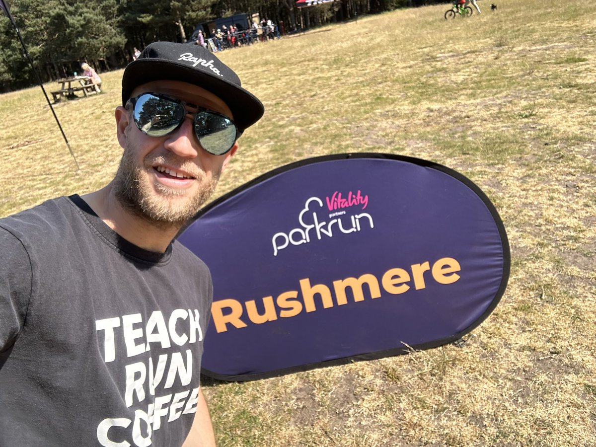At a sunny and hot @rushmereparkrun this morning! 

#TeachersRunClub @parkrunUK #parkrun