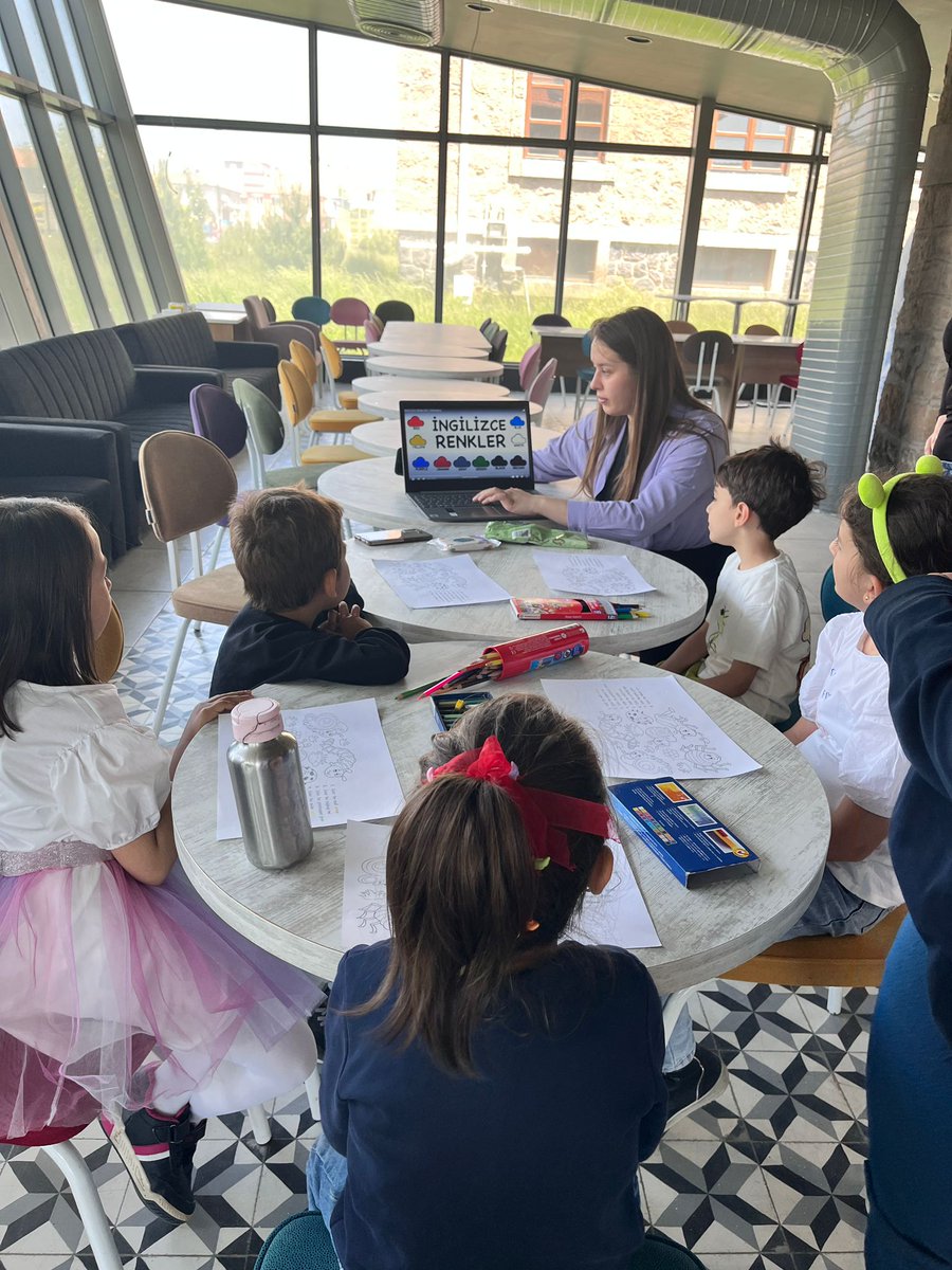 aguyouth's tweet photo. Creative Hub Kuluçka Merkezi bünyesinde AGÜ Öğrenci Köyünde kalmakta olan çocuklara yönelik uygulanması kabul edilen 'Games with English Projesi' kapsamında gönüllülerimiz tarafından çocuklara İngilizce terimler öğretildi ve hareketlendiriciler yaptırıldı. https://t.co/FRzng0SyJq