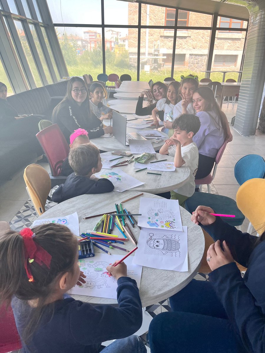 aguyouth's tweet photo. Creative Hub Kuluçka Merkezi bünyesinde AGÜ Öğrenci Köyünde kalmakta olan çocuklara yönelik uygulanması kabul edilen 'Games with English Projesi' kapsamında gönüllülerimiz tarafından çocuklara İngilizce terimler öğretildi ve hareketlendiriciler yaptırıldı. https://t.co/FRzng0SyJq