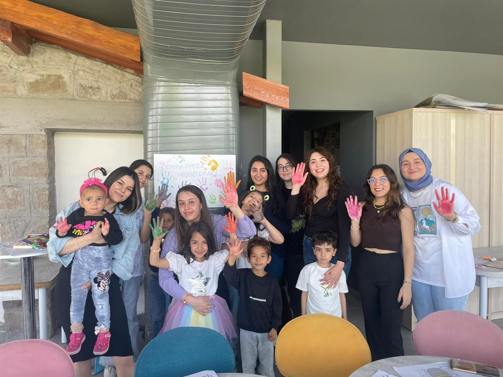 aguyouth's tweet photo. Creative Hub Kuluçka Merkezi bünyesinde AGÜ Öğrenci Köyünde kalmakta olan çocuklara yönelik uygulanması kabul edilen 'Games with English Projesi' kapsamında gönüllülerimiz tarafından çocuklara İngilizce terimler öğretildi ve hareketlendiriciler yaptırıldı. https://t.co/FRzng0SyJq