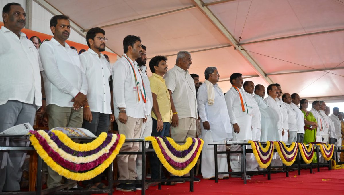 siddaramaiah's tweet photo. ಪ್ರಧಾನಿ @narendramodi ಅವರು ಕಾಂಗ್ರೆಸ್ ಗ್ಯಾರಂಟಿಗಳು ಜಾರಿ ಆಗುವುದಿಲ್ಲ, ರಾಜ್ಯ ದಿವಾಳಿ ಆಗುತ್ತದೆ ಎಂದಿದ್ದರು. ನಾವು ಈಗ ಐದನ್ನೂ ಜಾರಿ ಮಾಡಿದ್ದೇವೆ. 

ಕಾಂಗ್ರೆಸ್ ಪಕ್ಷ ಬಡವರ-ಮಧ್ಯಮ ವರ್ಗದವರ ಪರವಾದ ಯೋಜನೆ ಘೋಷಿಸಿದಾಗ ಪ್ರಧಾನ ಮಂತ್ರಿ ಮೋದಿಯವರು ಜನರಿಗೆ ಅನುಕೂಲ ಮಾಡುವ ನಮ್ಮ ಯೋಜನೆಗೆ ತಮ್ಮ ಸಹಕಾರ ನೀಡಬೇಕಿತ್ತು. ಆದರೆ ಮೋದಿ ಅವರಿಗೆ ಬಡವರ-ಮಧ್ಯಮ ವರ್ಗದವರ ಪ್ರಗತಿ, ಅಭಿವೃದ್ಧಿ ಬೇಕಾಗಿಲ್ಲ. ಅದಕ್ಕೇ ಬಿಜೆಪಿಯವರು ಜನರಲ್ಲಿ ತಮ್ಮ ಸಂಪ್ರದಾಯದಂತೆ ಸುಳ್ಳುಗಳನ್ನು ಎರಚಾಡುತ್ತಾ ಗೊಂದಲ ಸೃಷ್ಟಿಸುತ್ತಿದ್ದಾರೆ. 4/4
#ವರುಣಾ