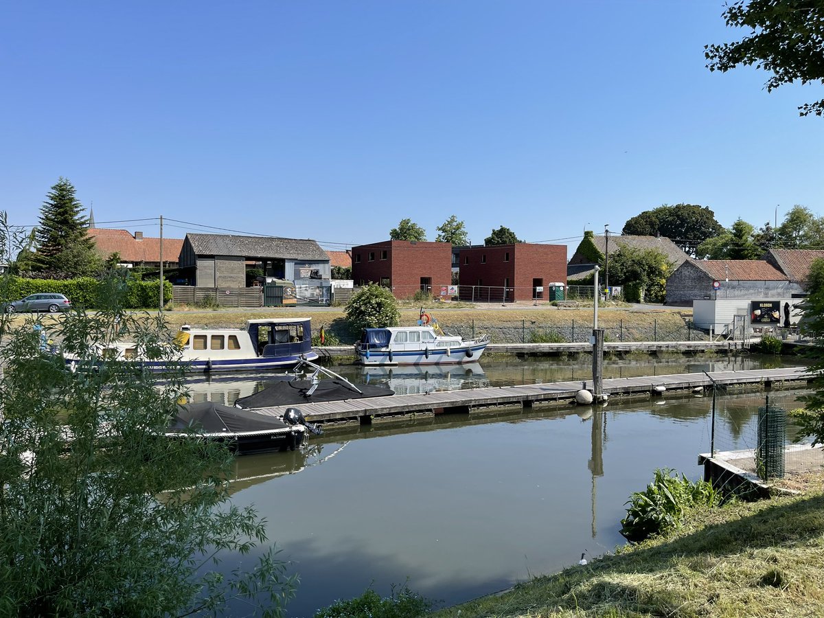 GuidoDutoict's tweet photo. ⚓️⛵️🚤 Thuis aan de haven. Laat de rust en het uitzicht je verwonderen in jouw gloednieuwe BOCOVA woning. 
📍Jachthaven Kloron, Kerkhove (Avelgem)
🛎️Bezoek op afspraak ☎️ 0475 70 36 19
Meer info: klik hier https://t.co/OYNULTkhRk
#bocova #experimmoorta #nieuwbouw #haven https://t.co/63r9wjNymV
