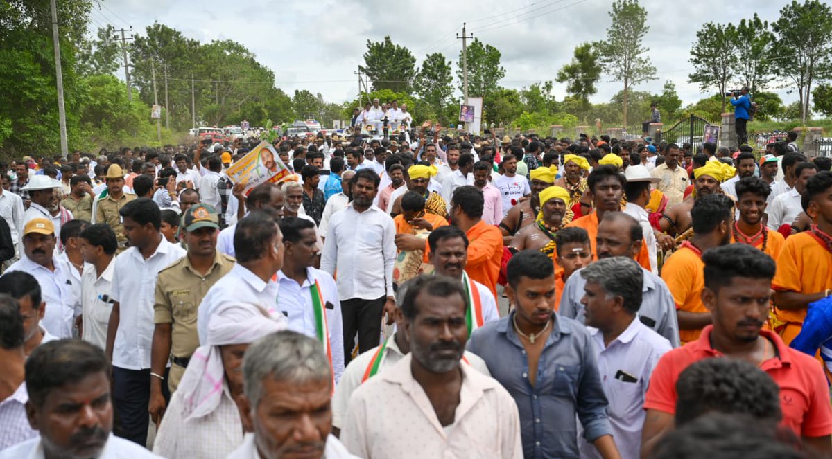 siddaramaiah's tweet photo. ಪ್ರಧಾನಿ @narendramodi ಅವರು ಕಾಂಗ್ರೆಸ್ ಗ್ಯಾರಂಟಿಗಳು ಜಾರಿ ಆಗುವುದಿಲ್ಲ, ರಾಜ್ಯ ದಿವಾಳಿ ಆಗುತ್ತದೆ ಎಂದಿದ್ದರು. ನಾವು ಈಗ ಐದನ್ನೂ ಜಾರಿ ಮಾಡಿದ್ದೇವೆ. 

ಕಾಂಗ್ರೆಸ್ ಪಕ್ಷ ಬಡವರ-ಮಧ್ಯಮ ವರ್ಗದವರ ಪರವಾದ ಯೋಜನೆ ಘೋಷಿಸಿದಾಗ ಪ್ರಧಾನ ಮಂತ್ರಿ ಮೋದಿಯವರು ಜನರಿಗೆ ಅನುಕೂಲ ಮಾಡುವ ನಮ್ಮ ಯೋಜನೆಗೆ ತಮ್ಮ ಸಹಕಾರ ನೀಡಬೇಕಿತ್ತು. ಆದರೆ ಮೋದಿ ಅವರಿಗೆ ಬಡವರ-ಮಧ್ಯಮ ವರ್ಗದವರ ಪ್ರಗತಿ, ಅಭಿವೃದ್ಧಿ ಬೇಕಾಗಿಲ್ಲ. ಅದಕ್ಕೇ ಬಿಜೆಪಿಯವರು ಜನರಲ್ಲಿ ತಮ್ಮ ಸಂಪ್ರದಾಯದಂತೆ ಸುಳ್ಳುಗಳನ್ನು ಎರಚಾಡುತ್ತಾ ಗೊಂದಲ ಸೃಷ್ಟಿಸುತ್ತಿದ್ದಾರೆ. 4/4
#ವರುಣಾ