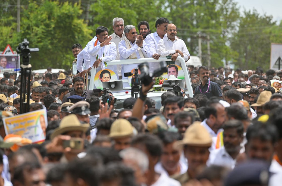 siddaramaiah's tweet photo. ಪ್ರಧಾನಿ @narendramodi ಅವರು ಕಾಂಗ್ರೆಸ್ ಗ್ಯಾರಂಟಿಗಳು ಜಾರಿ ಆಗುವುದಿಲ್ಲ, ರಾಜ್ಯ ದಿವಾಳಿ ಆಗುತ್ತದೆ ಎಂದಿದ್ದರು. ನಾವು ಈಗ ಐದನ್ನೂ ಜಾರಿ ಮಾಡಿದ್ದೇವೆ. 

ಕಾಂಗ್ರೆಸ್ ಪಕ್ಷ ಬಡವರ-ಮಧ್ಯಮ ವರ್ಗದವರ ಪರವಾದ ಯೋಜನೆ ಘೋಷಿಸಿದಾಗ ಪ್ರಧಾನ ಮಂತ್ರಿ ಮೋದಿಯವರು ಜನರಿಗೆ ಅನುಕೂಲ ಮಾಡುವ ನಮ್ಮ ಯೋಜನೆಗೆ ತಮ್ಮ ಸಹಕಾರ ನೀಡಬೇಕಿತ್ತು. ಆದರೆ ಮೋದಿ ಅವರಿಗೆ ಬಡವರ-ಮಧ್ಯಮ ವರ್ಗದವರ ಪ್ರಗತಿ, ಅಭಿವೃದ್ಧಿ ಬೇಕಾಗಿಲ್ಲ. ಅದಕ್ಕೇ ಬಿಜೆಪಿಯವರು ಜನರಲ್ಲಿ ತಮ್ಮ ಸಂಪ್ರದಾಯದಂತೆ ಸುಳ್ಳುಗಳನ್ನು ಎರಚಾಡುತ್ತಾ ಗೊಂದಲ ಸೃಷ್ಟಿಸುತ್ತಿದ್ದಾರೆ. 4/4
#ವರುಣಾ