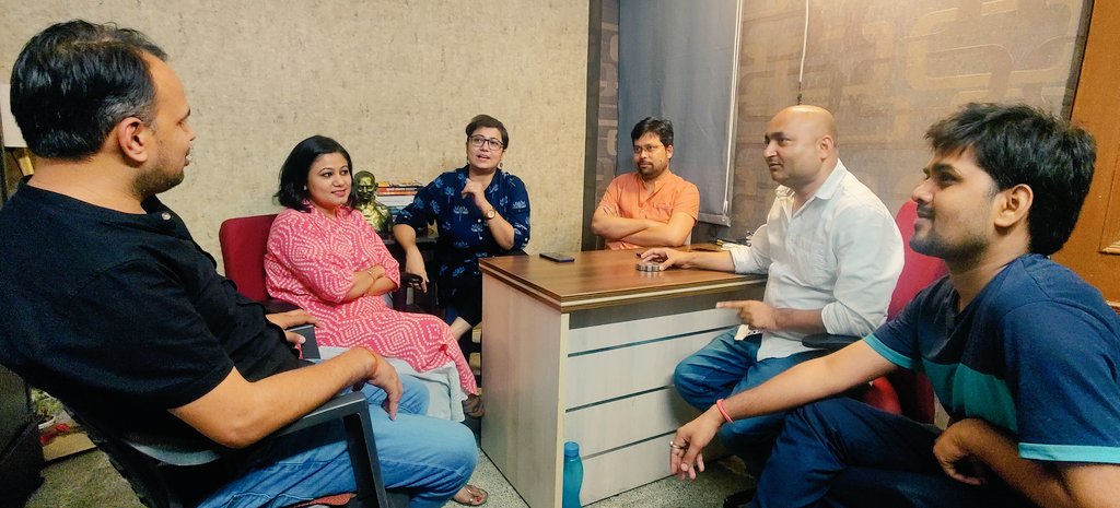 AnupamConnects's tweet photo. महिलाओं की भागीदारी के बिना रोजगार आंदोलन अधूरा ही नहीं, असंभव भी है।

हमें खुशी है कि @yuvahallabol की अधिकतर टीमों में महिला साथियों का अहम योगदान रहा है। लेकिन जरुरत है कि आंदोलनों के नेतृत्व में भी महिलाएं दिखें।

इसी समझ को अमल में लाने के लिए दिल्ली कार्यालय में बातचीत हुई। https://t.co/3CTe6M6QKE