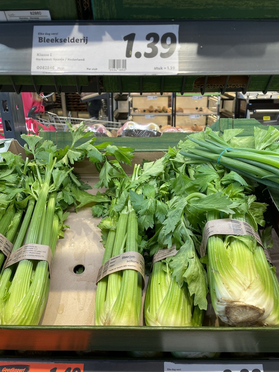 JacquelineKoops's tweet photo. Top! @LidlNederland bedankt! Eindelijk geen #plastic meer om mijn wekelijkse bleekselderij, maar een stukje papier! Heel goed gedaan! #lidl https://t.co/heFrO0wuQH