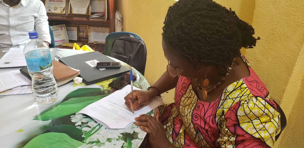 fffsl1's tweet photo. We have just signed partnership agreement with St George Foundation at their Grafton office.
#JointProgrammes #StrongerPartnership 
#ImpactfulOutcomes 
@WYCF_SL  @childhope @tfsr https://t.co/1mPNIcmiUz