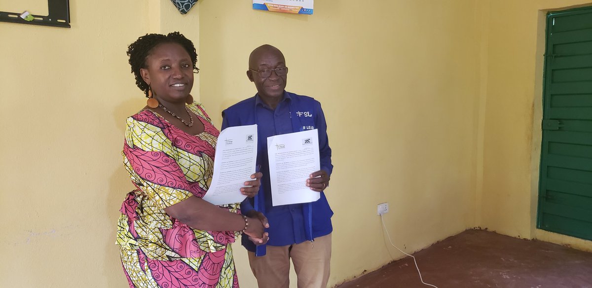fffsl1's tweet photo. We have just signed partnership agreement with St George Foundation at their Grafton office.
#JointProgrammes #StrongerPartnership 
#ImpactfulOutcomes 
@WYCF_SL  @childhope @tfsr https://t.co/1mPNIcmiUz