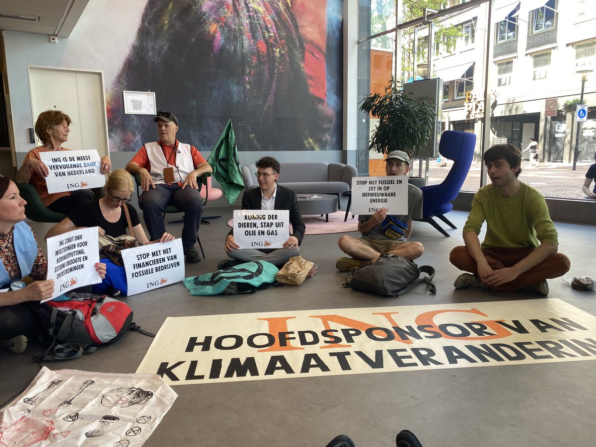 Sit-in ⁦@ingnl⁩ Nieuwstraat. Want ING financiert de klimaatcrisis en dat moet stoppen #INGFossielvrij