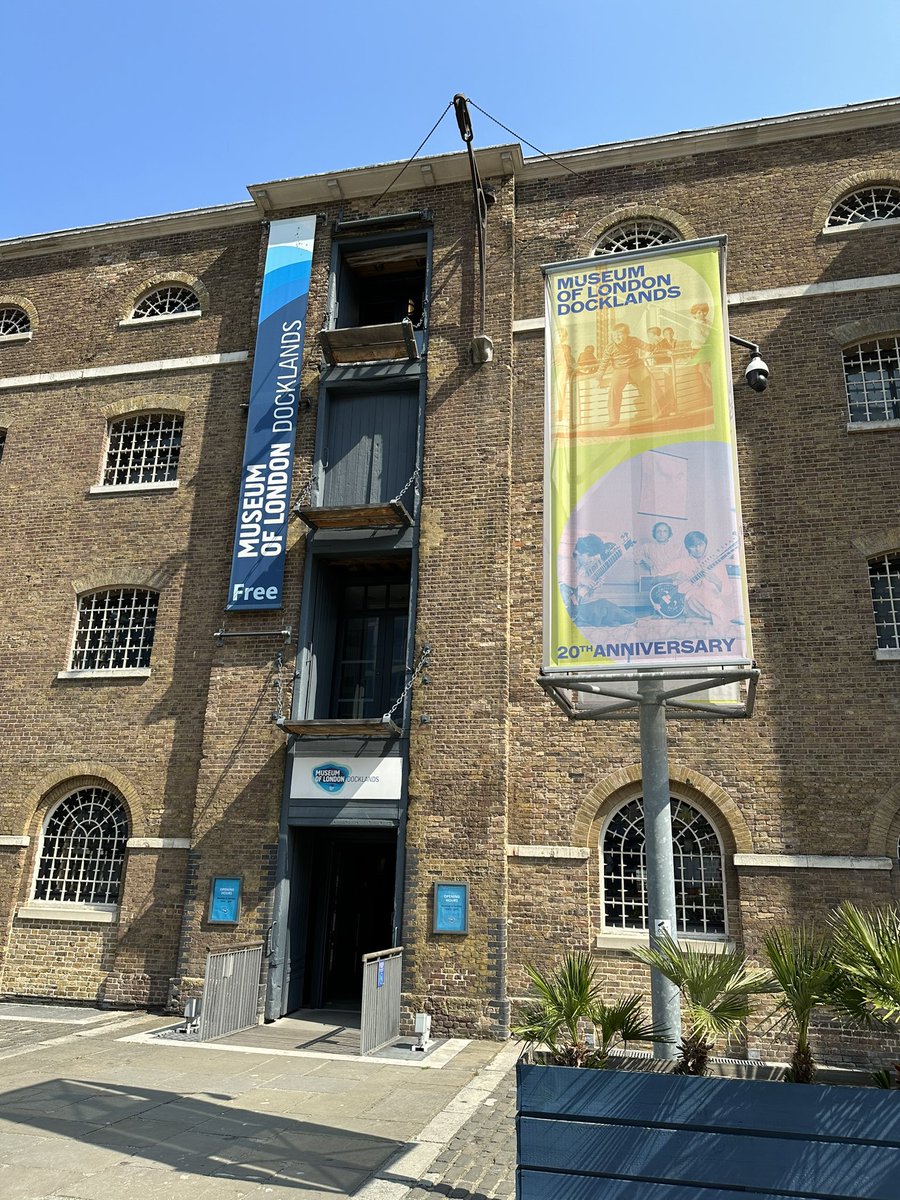 drdan_o's tweet photo. My 20 items for #MoLD20 - 20 *FINAL ITEM* No.1 Warehouse: Home of @museumoflondon and a lasting example of the warehouses which lined London’s docks. Throughout the building you can spot many reminders of its original purpose - including those well defended windows! https://t.co/FmTeNkVxAA