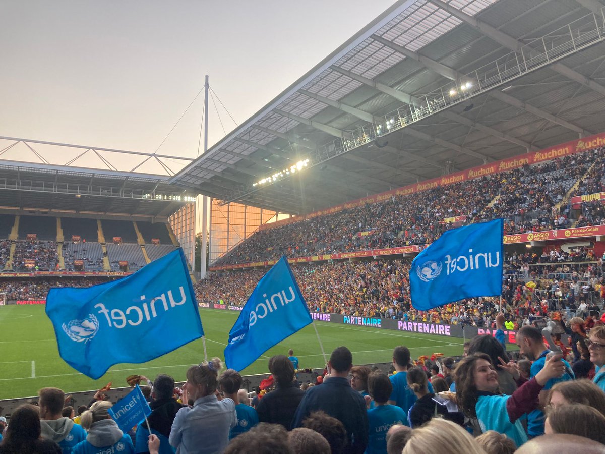 Plus de 215 bénévoles de l'UNICEF étaient présents au #MatchDesHéros 👏💙

Merci à eux de leur mobilisation et de leur engagement quotidien #PourChaqueEnfant 🙏

Pour nous rejoindre et devenir bénévole 👉 fcld.ly/lxql7og

#TousUNICEF <a href="/RCLens/">Racing Club de Lens</a>