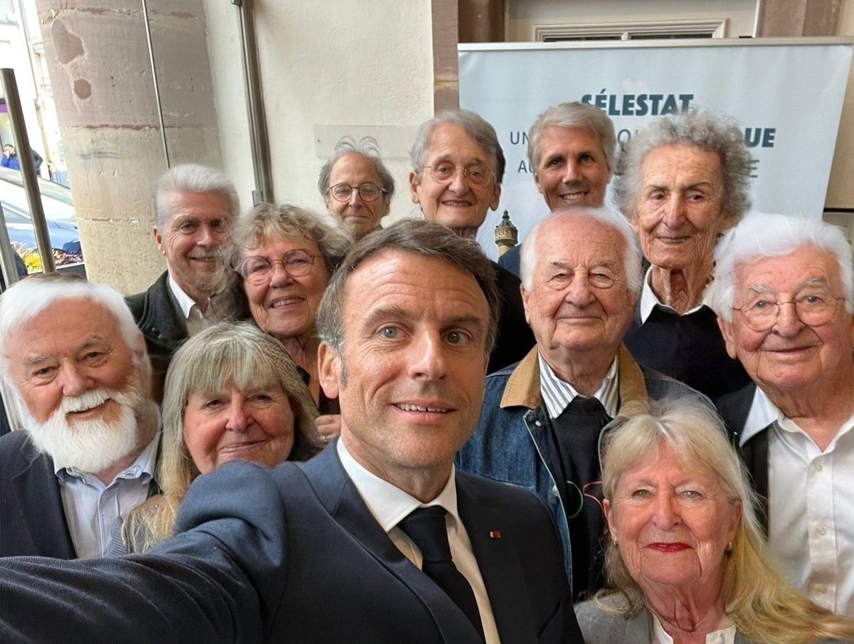 Visite surprise ce matin de notre président à la permanence #Renaissance. 
Nous avons pu le féliciter pour sa #ReformeDesRetraites, votée démocratiquement dans le strict respect de la constitution.

Bravo Président !

#MajoriteSilencieuseRepublicaine