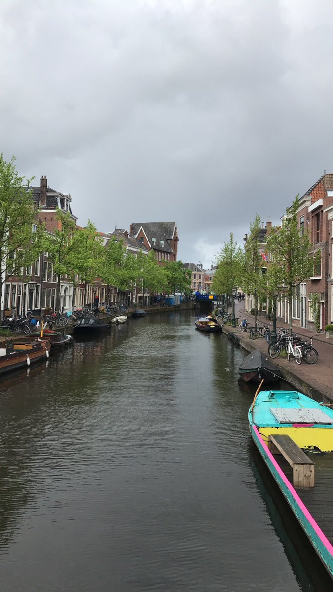 لايدن مدينة هولندية بمقاطعة جنوب هولندا تقع على ضفاف الراين القديم وتبعد عن العاصمة امستردام 40 كيلو وعن لاهاي 20 كيلو ومن اهم اماكنها السياحية قلعة لايدن القديمة ومتحف التاريخ الطبيعي .
ويفضل السكن فيها لهدوءها.
#تصويري ابريل 2019
احداثية سنتر  لايدن 
N 52 09.606
E004 29.795