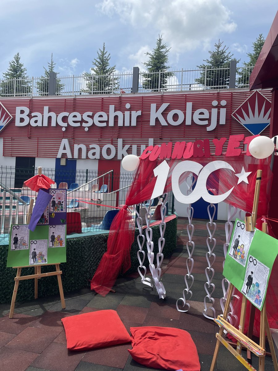 YasinZiyaGRSAN's tweet photo. Cumhuriyetimizin 100. Yılı temalı “Çocukça Hayaller” etkinliğinde  öğrencilerimiz, velilerimiz ve öğretmenlerimizle ❤️💙
#bahcesehirkoleji https://t.co/vvP01X10Rg