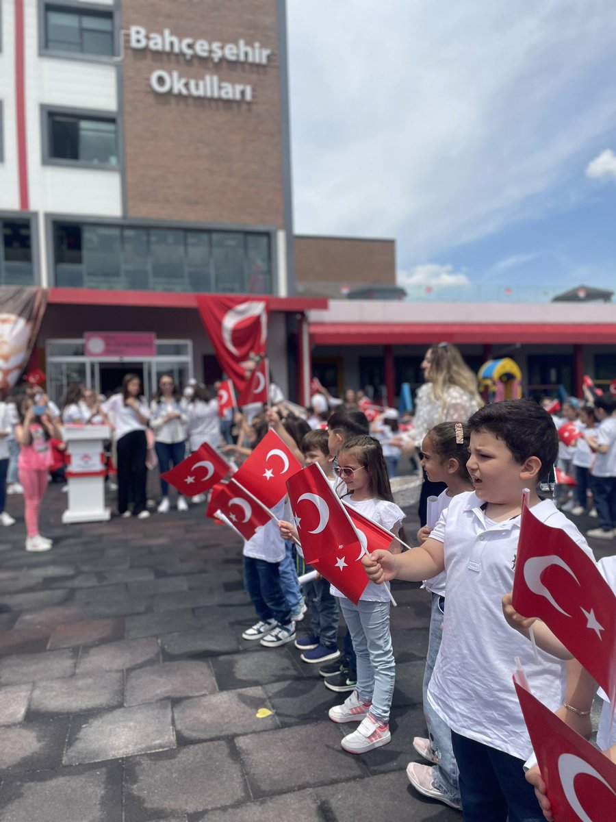 YasinZiyaGRSAN's tweet photo. Cumhuriyetimizin 100. Yılı temalı “Çocukça Hayaller” etkinliğinde  öğrencilerimiz, velilerimiz ve öğretmenlerimizle ❤️💙
#bahcesehirkoleji https://t.co/vvP01X10Rg