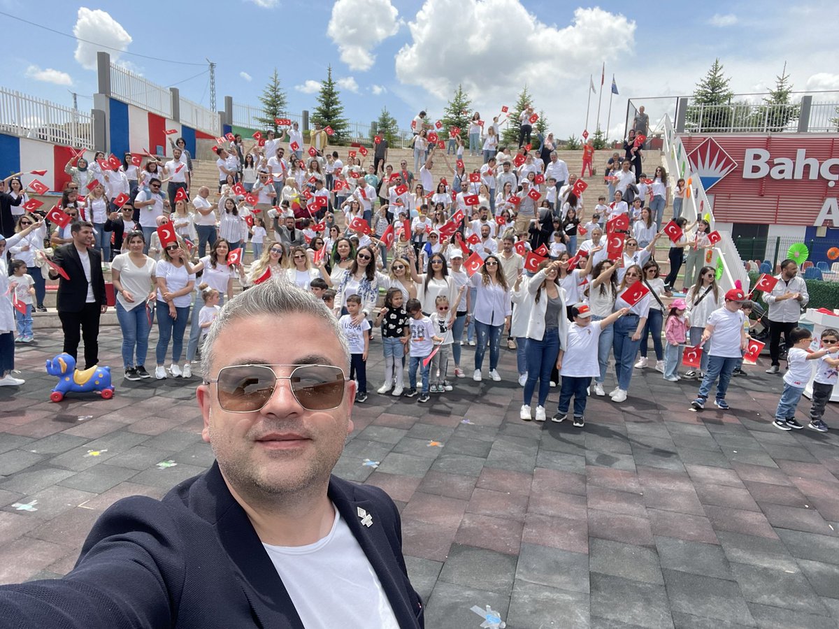 YasinZiyaGRSAN's tweet photo. Cumhuriyetimizin 100. Yılı temalı “Çocukça Hayaller” etkinliğinde  öğrencilerimiz, velilerimiz ve öğretmenlerimizle ❤️💙
#bahcesehirkoleji https://t.co/vvP01X10Rg