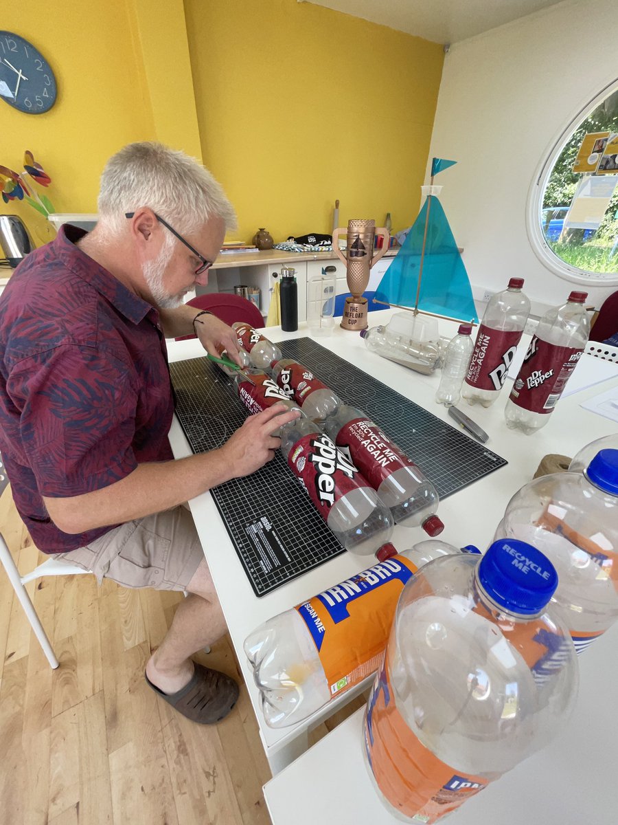 UKrubbishwalks's tweet photo. Getting stuck in building boats (for next weekend’s reFLOAT Regatta) until 4pm today at The Pod @JettyLaneWdb #Woodbridge. Come and join me and build your own! ⛵️♻️💚 #refloatregatta #woodbridgeregatta #regatta #recycle #recycling https://t.co/ss2MWuYh4F