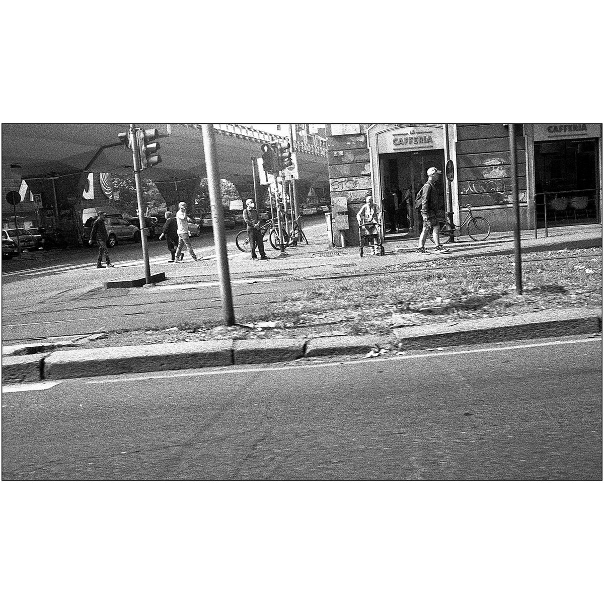 #streetphotography #rollei35s #filmisnotdead #filmphotography #bnwphotography #fotografiaanalogica #fotografiaanaloga #blancoynegro #milano #urbanlandscape #paesaggioitaliano #paesaggiourbano #rodinal #selfdev #vialecertosa