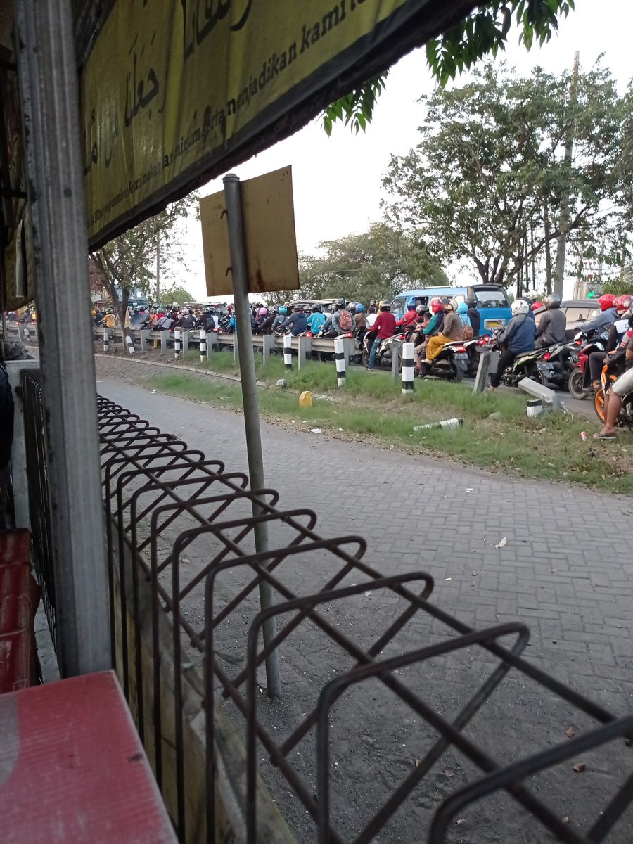 Depan SPBU MANYAR Gresik Macet parah info ada kontainer mogok sekitar jembatan. <a href="/infoGRESIK/">info GRESIK</a> <a href="/e100ss/">Radio Suara Surabaya</a>