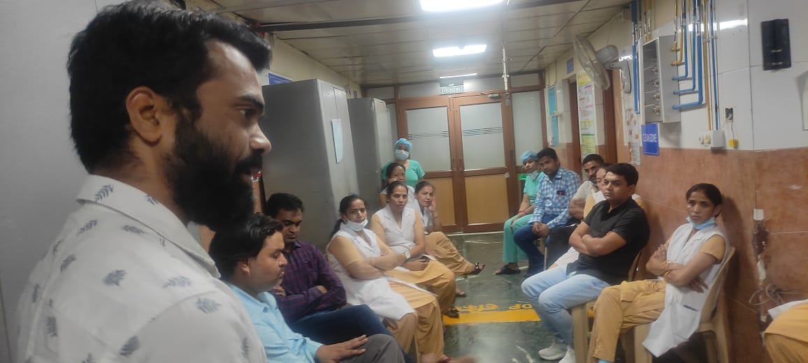 ManjeetIMOPS's tweet photo. संजय गांधी मेमोरियल हॉस्पिटल से #08जुलाई_चलो_जंतरमंतर में शामिल होंगे सैकड़ों कर्मचारी। नर्सेस यूनियन ने किया आज एलान। कमेटी कमेटी का खेल बंद करना है तो चलिए हमारे साथ जंतर मंतर। https://t.co/zisI34cToE