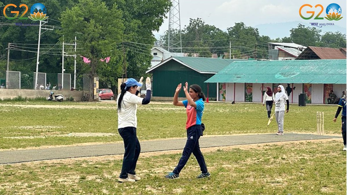 FatimaD75261608's tweet photo. "Budgam Strikers have shown their mettle throughout the tournament. Will they continue their winning streak and advance to the #NKWPL finals? Good luck, Warriors!" #Kashmir #Womencriket #Rafiabad #Sports @RadioChinar @ChinarcorpsIA https://t.co/ySDnEa1Vr0