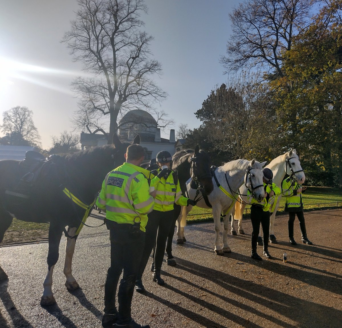 Voting is now open! 
Coffee break. Chiswick life. Photography competition <a href="/BedfordParkFest/">BedfordParkFestival</a> <a href="/TheChiswickCal/">The Chiswick Calendar</a>  <a href="/ChiswickW4/">ChiswickW4.com</a>  @Chiswick_House  <a href="/StMichaelsW4/">St Michael & All Angels W4</a> 
Voting is open at Https://Chiswick calendar.co.uk/bedford-park-f…