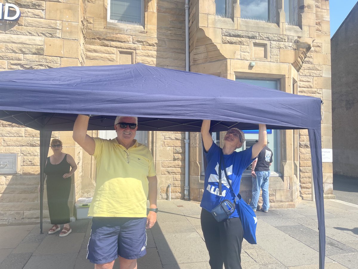 Alba helping SNP putting up their stall today 
#VoteALBA