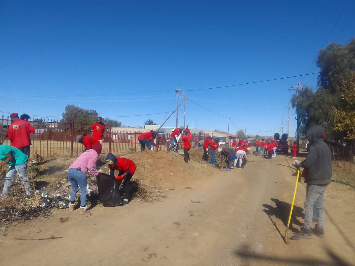 ♦️In Pictures♦️

#AndriesTataneCleanupCampaign in ward50, Mangaung.

Each and every Saturday we embark on the campaign to clean our communities so that we can all live in a clean environment.
