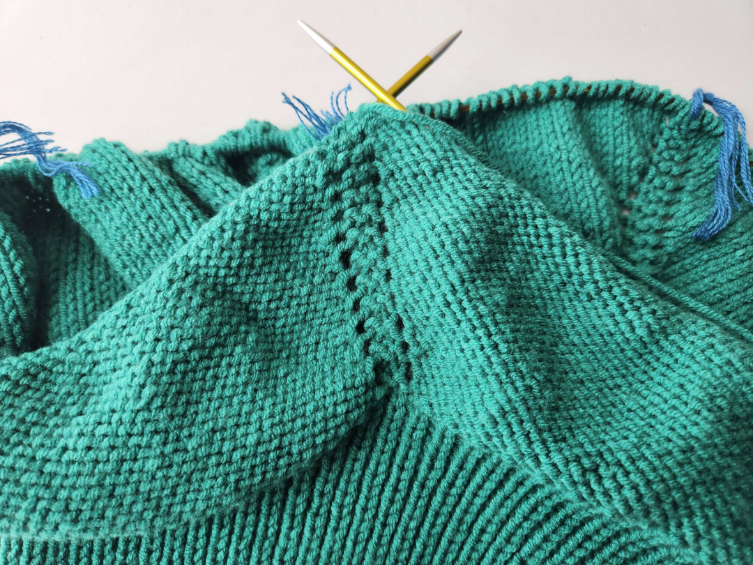 knitlikegranny's tweet image. Back on track with the garter stitch raglan increases 😀 🥰 
I'm keeping a closer eye to make sure I don't make the same mistake as before. 

#knitting #raglansleeves #knittingsweaters #taratop
