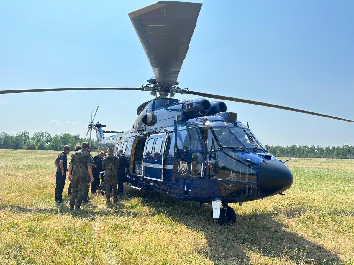 +++Aktuell+++
Unser #Hubschrauber fliegt heute gemeinsam mit der @bundeswehrInfo um den #Waldbrand​ bei #Jüterbog zu bekämpfen. #StrongerTogether 

Unser bisherige Bilanz im Juni 2023:
▪️rund 362.000 Liter Wasser
▪️201 Abwürfe 
▪️vier Einsatztage