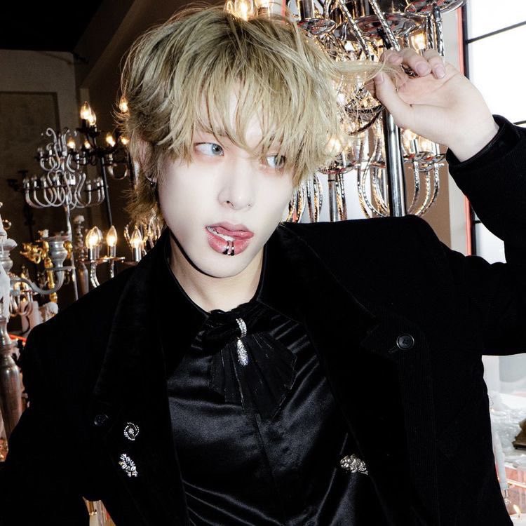 { restarting ! }

hii im candace ! 

◉ 09, filo, she/her, multi-stan !, 📍🇵🇭
◉ not new to #kpoptwt !
◉ looking for interactive moots <3 

◯ engene, moa, stay, carat, fearnot, bunnies, once 

please ♡ and ↻ to spread! thankuu🤍!