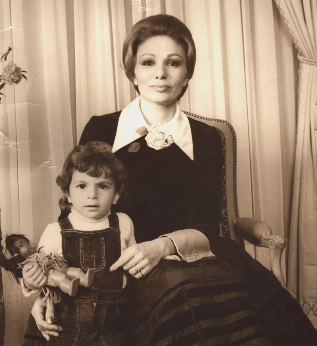 شاهدخت لیلا پهلوی در کنار مادر