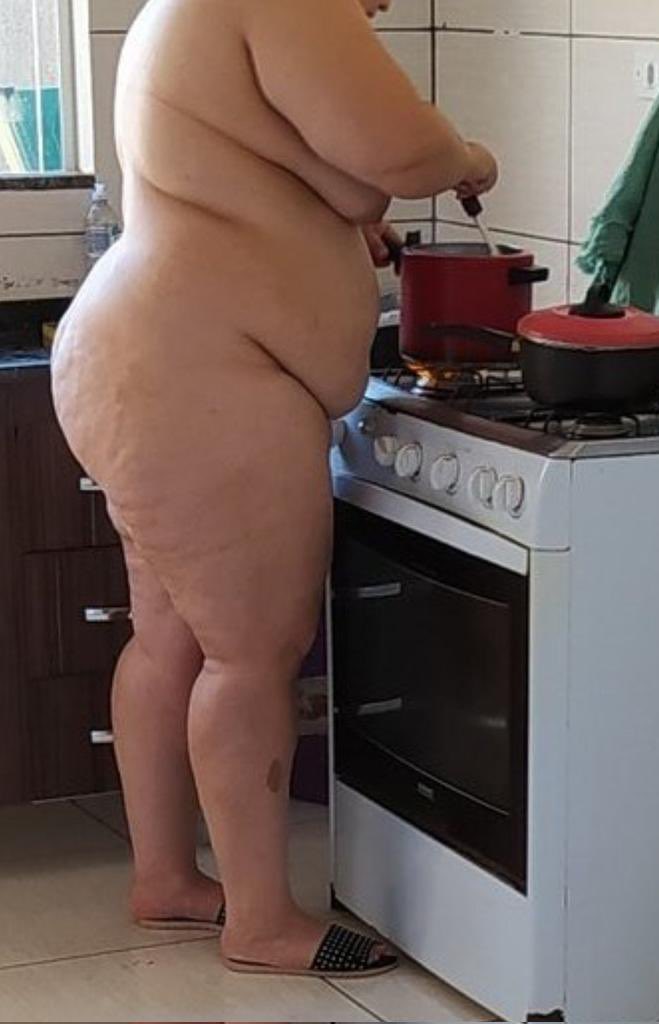 صباحو حبيبي شلونكم وربي مشتاقتلكم موت طبعا كولش حاره هسه كعدت من النوم وكاعده اطبخ بالمطبخ وضليت مصلخه ما اكدر عيني كولش حاره 
#الايجه