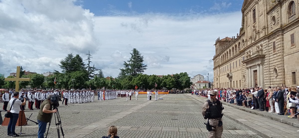 Hoy #MonfortedeLemos está tranquilito... 😉 Jura de bandera civil, grupos de visitantes, graduaciones, etc