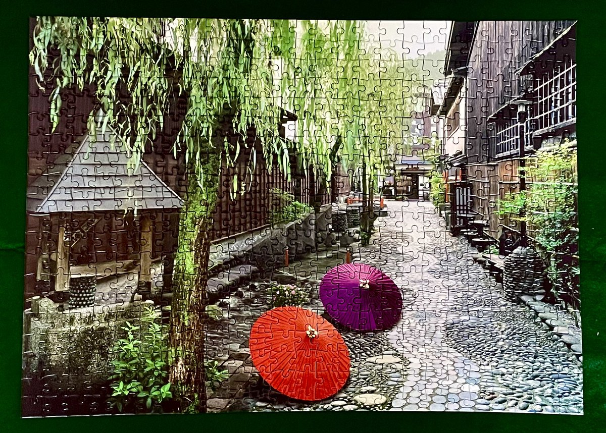 usa_cou's tweet photo. ジグソーパズル完成٩(ˊᗜˋ*)و
3時間49分23秒でした(500ピース)

風景写真の方が時間かかると思ったんですけど意外と早く出来上がりました

これは風情のある街並みに一目惚れして買ったものです🌿
#エポック社
#郡上八幡 https://t.co/Um4uLosL0i