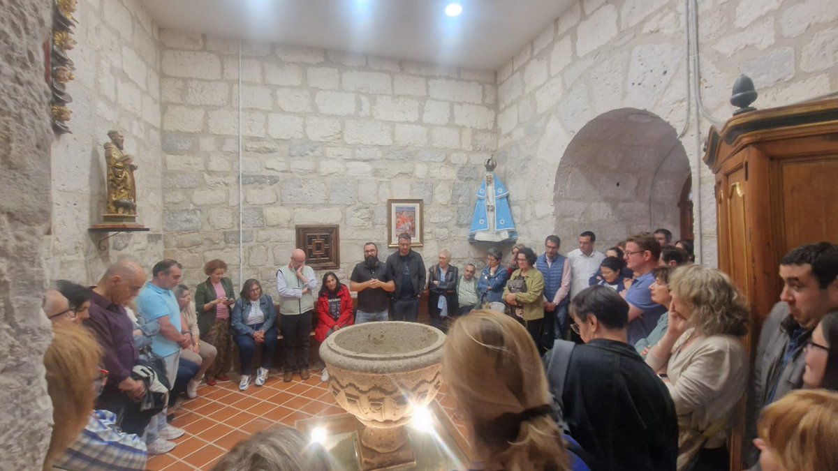 archiValladolid's tweet photo. Para sellar el curso, profesores de religión de Palencia y #Valladolid disfrutaron en Cigales de una tarde de turismo religioso, la Eucaristía y un rico ágape. Gracias a todos por participar, a la acogida del párroco,  y a @TurismoCigales  por las explicaciones 😊😊
#ReliEsMás https://t.co/Z2I9G783Cb