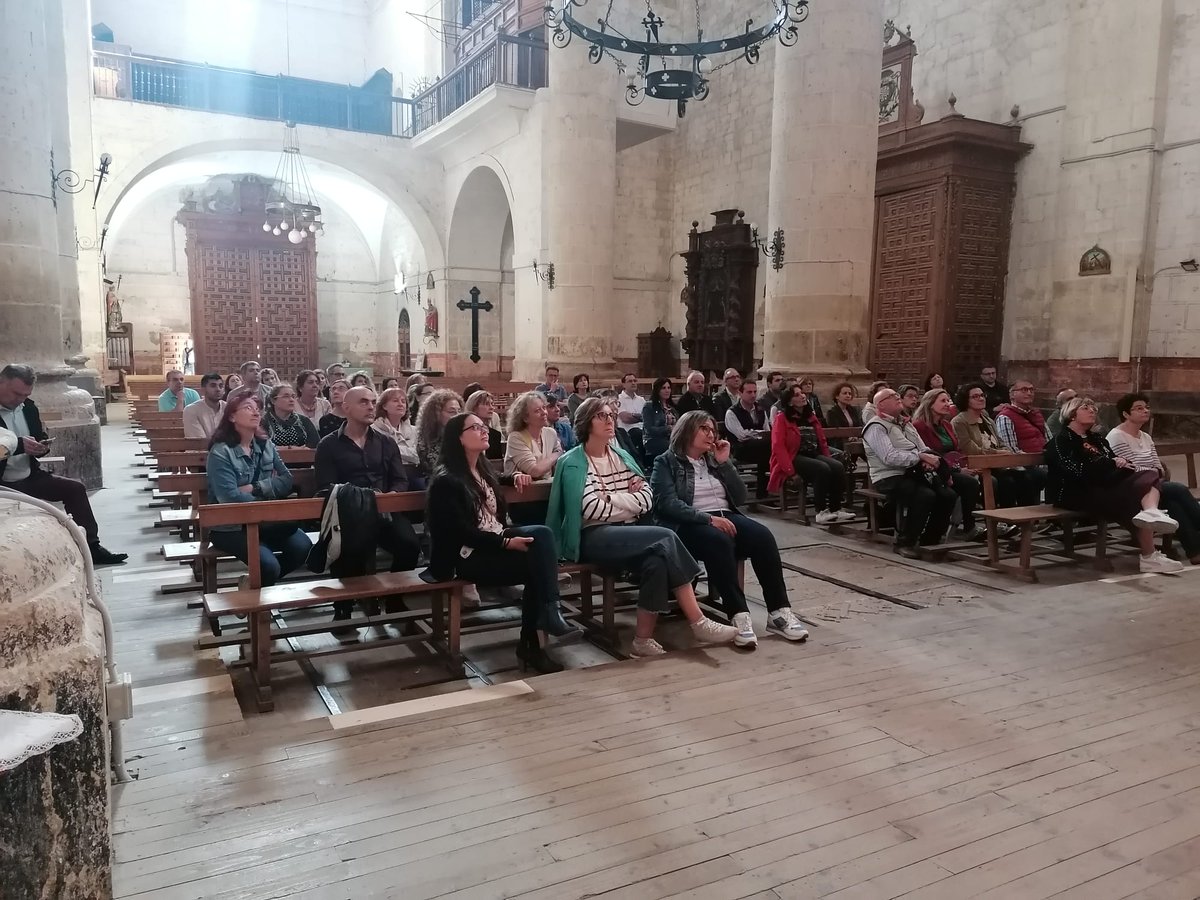archiValladolid's tweet photo. Para sellar el curso, profesores de religión de Palencia y #Valladolid disfrutaron en Cigales de una tarde de turismo religioso, la Eucaristía y un rico ágape. Gracias a todos por participar, a la acogida del párroco,  y a @TurismoCigales  por las explicaciones 😊😊
#ReliEsMás https://t.co/Z2I9G783Cb