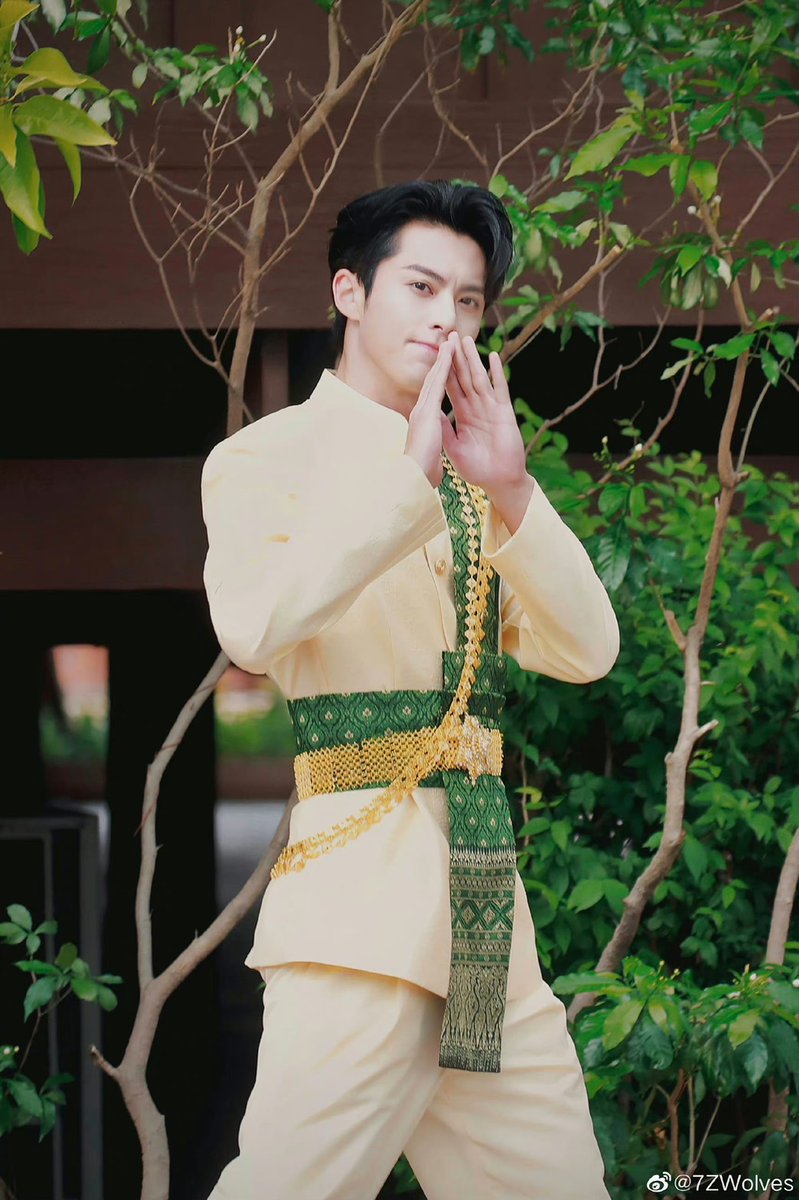DiYue16's tweet photo. หล่อมากเหมื่อนเจ้าบ่าวเลย😆 #WangHedi  #Dylanwang https://t.co/mJnevyhSC4
