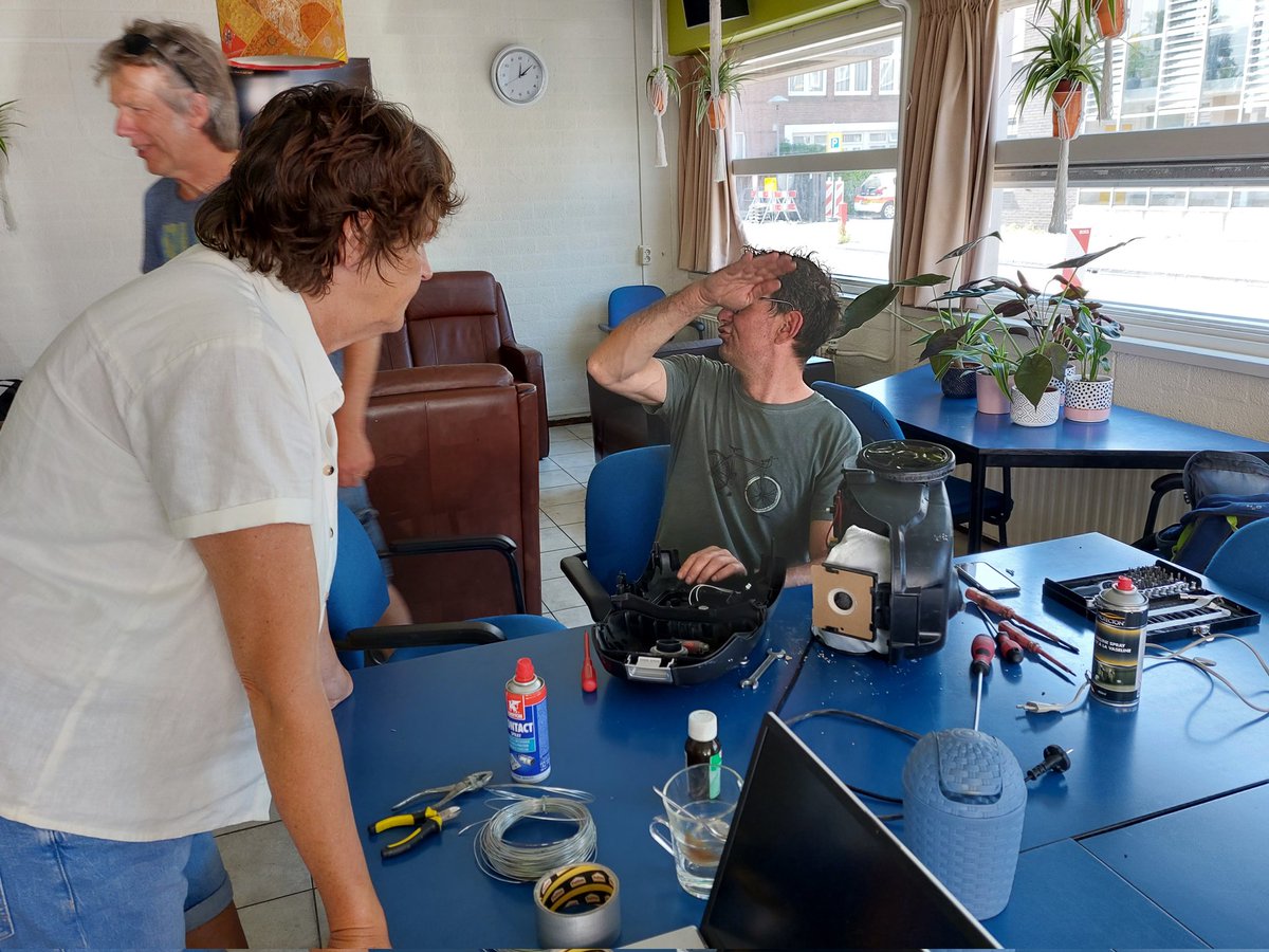Moeder wat is het heet! Vandaag aanzienlijk minder klanten. Toch opmerkelijke repa's als een klok, stofzuiger, koffiezetapparaat, paar lampen en een Duplo locomotief. <a href="/buurthuiszuilen/">@buurthuisZuilen</a> @DNoordwest #lekkerduurzaam