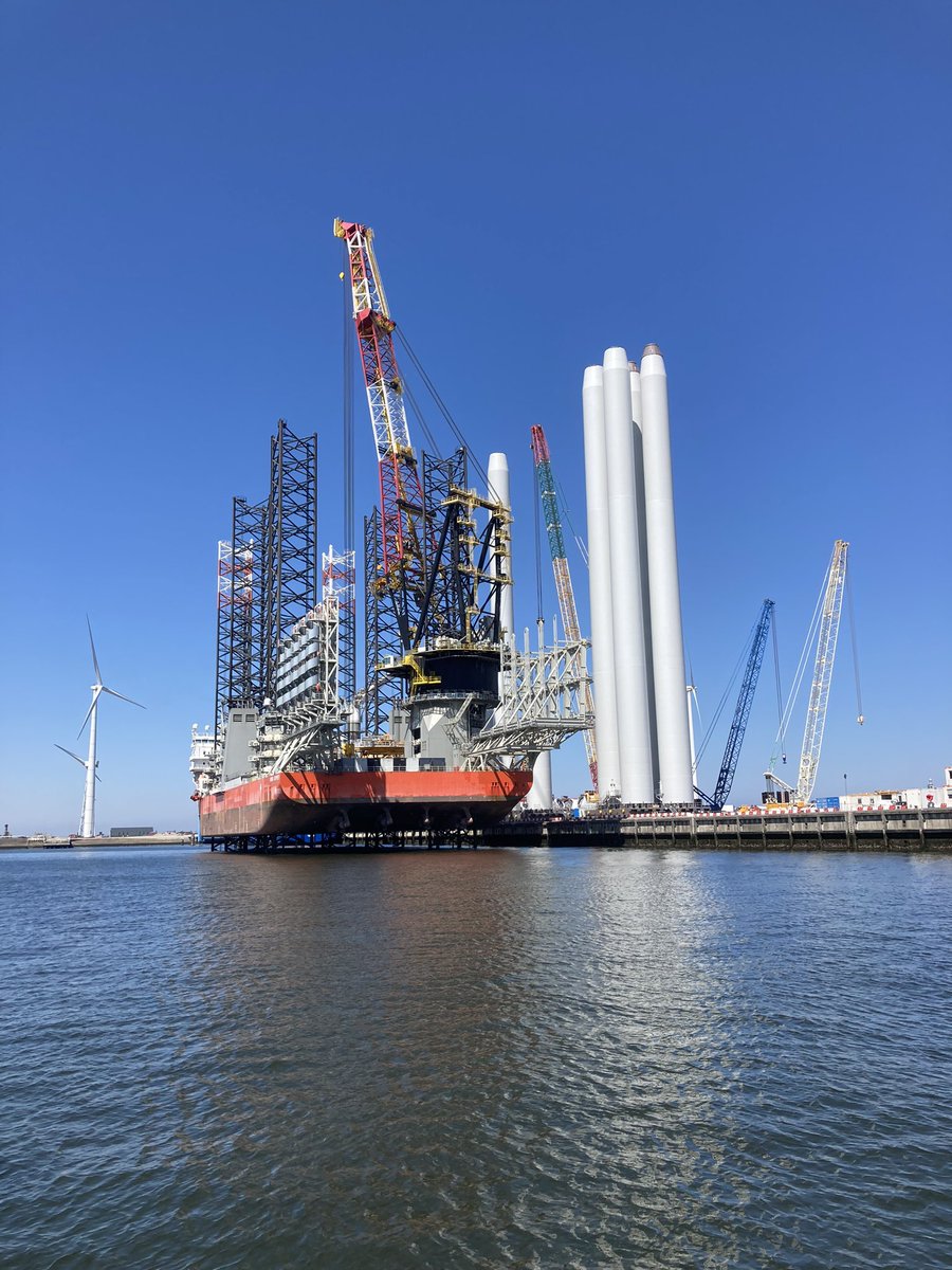 Eemshaven 50 jaar! Weer indrukwekkend wat hier voor bedrijven gevestigd zijn. Je voelt jezelf heel klein hier! <a href="/GroningerHavens/">Groningen Seaports</a> <a href="/HetHogeland/">Gemeente Het Hogeland</a>