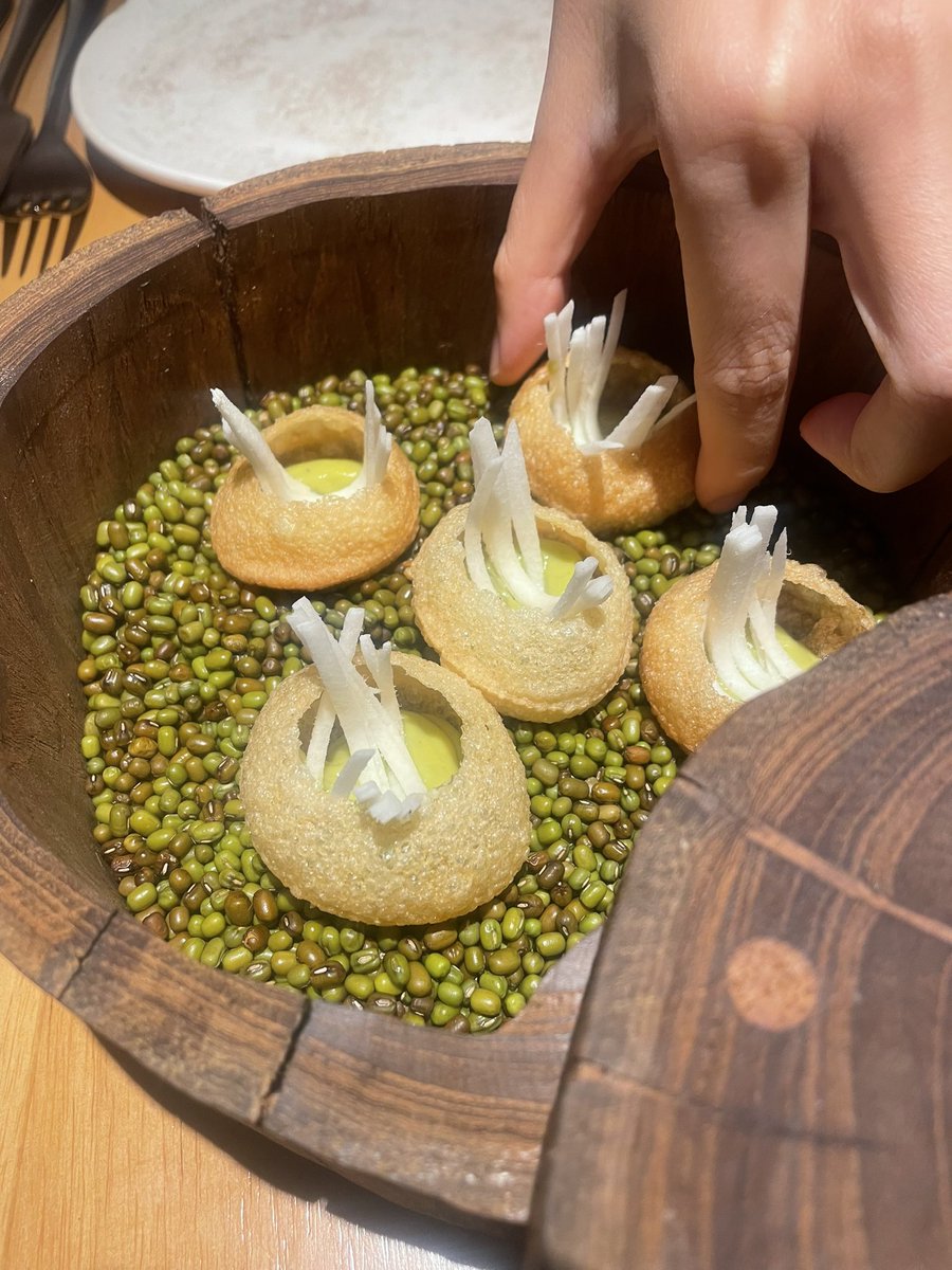 BoomerPlayGame's tweet photo. #BoomerEats #PaniPuri #Jicama #Dosa #SteamedFish in a #BananaLeaf #BananaMousse in #WhiteChocolate "skin" + #Coffee #IceCream https://t.co/PCATW8E1uR